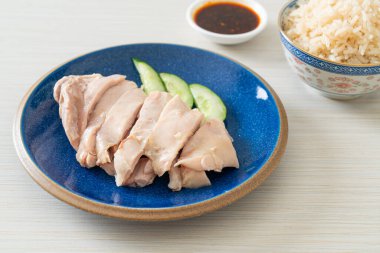 Tavuklu pilav ya da tavuk çorbası ile buğulanmış pirinç - Asya yemeği tarzı.