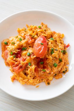 Yumurtalı sahanda domates ya da domatesli omlet - sağlıklı besin tarzı