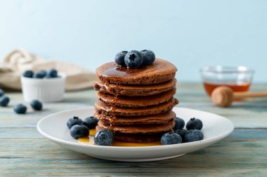 Yaban mersinli ve ballı krep yığını.