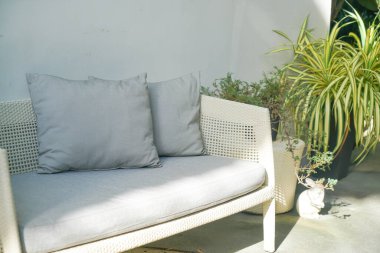 Hasır sandalyeye döşenmiş rahat yastıklar