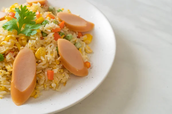 Nasi Goreng Dengan Sosis Dan Sayuran Campur — Stok Foto