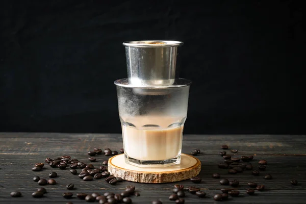 Varm Mælk Kaffe Drypper Vietnam Stil Saigon Eller Vietnamesisk Kaffe - Stock-foto