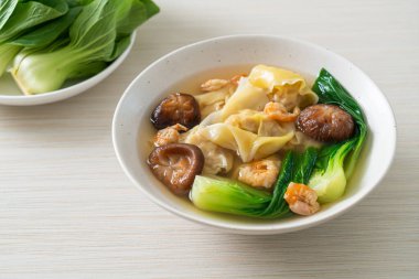 Karides ve sebzeli domuz köftesi çorbası. Asya usulü.