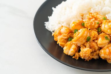 Sarımsaklı kızarmış karides ve pirinçli karides ezmesi.