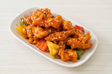 Kore usulü tatlı ve ekşi soslu kızarmış tavuk.