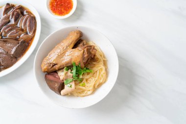 Beyaz kasede pişmiş ördekle kurutulmuş şehriye. Asya usulü.