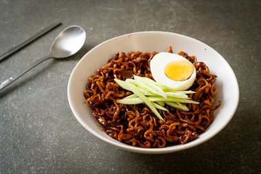 Kore fasulye soslu Anında Erişte salatalık ve haşlanmış yumurta (Jajangmyeon veya Jjajangmyeon) - Kore yemek tarzı