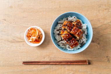 Yılan balığı pirinç kasesi veya unagi pirinç kasesi - Japon yemek tarzı.