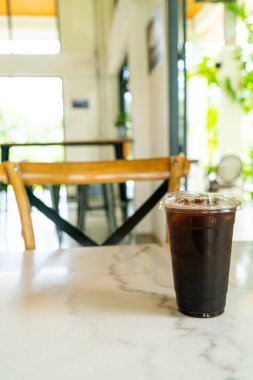 Buzlu americano kahvesi ya da kafeteryadaki uzun koyu kahve bardağı.