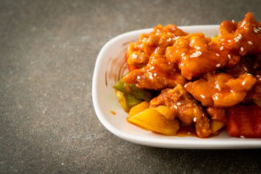 Kore usulü tatlı ve ekşi soslu kızarmış tavuk.