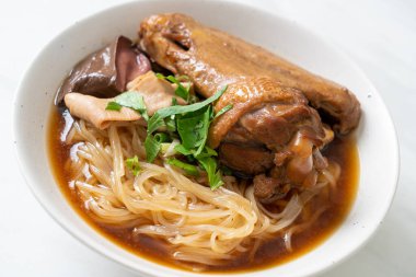 Kahverengi çorbalı ağır ateşte pişmiş ördek eriştesi. Asya usulü.