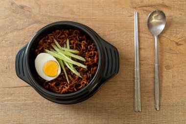 Kore fasulye soslu Anında Erişte salatalık ve haşlanmış yumurta (Jajangmyeon veya Jjajangmyeon) - Kore yemek tarzı