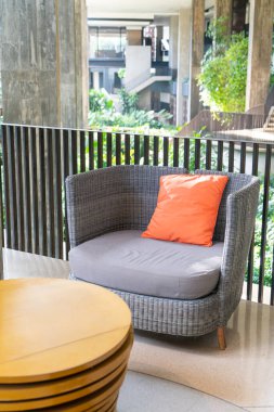 Balkonunda yastık olan boş bir bahçe sandalyesi.