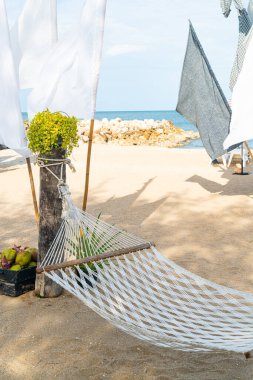 Deniz sahili geçmişi olan boş bir beşik.