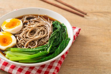 Yumurta ve sebzeli ramen eriştesi. Vejetaryen ya da vejetaryen yemek tarzı.