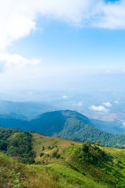 Tayland, Chiang Mai 'deki Kew Mae Pan Doğa Yolu' nda bulutlu ve mavi gökyüzü olan güzel bir dağ tabakası.