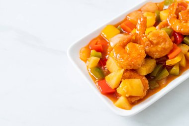 Kızarmış tatlı ve ekşi, tabakta karides, Asya usulü.