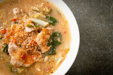 Tayland usulü domuz etli Sukiyaki Çorbası ya da sukiyaki çorbası içinde domuz ve sebzeli haşlanmış vermicelli Asya yemeği.