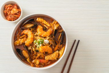 Jjamppong - Kore Deniz Ürünleri Erişte Çorbası - Kore yemek tarzı