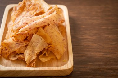 Çıtır Taro cipsi - kızarmış ya da fırında pişirilmiş taro.