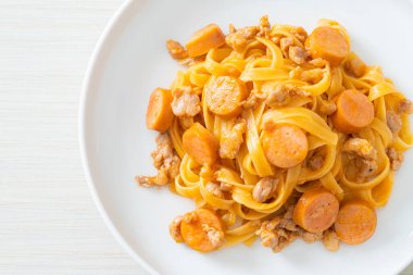 Ev yapımı spagetti sosisi ve kıymalı domuz eti.
