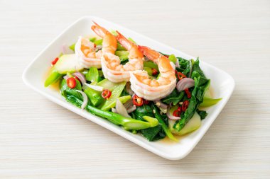 Karidesli baharatlı Çin Kale Salatası - Asya usulü