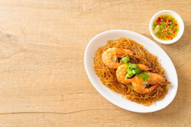 Güveçte veya fırında karides ve cam erişte veya vermicelli karides.