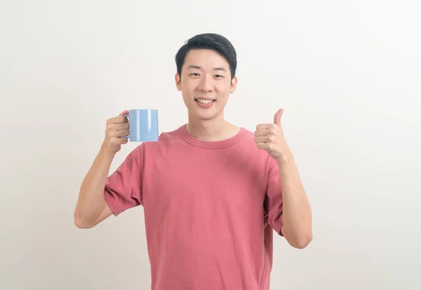 Joven Asiático Hombre Sosteniendo Taza Café Con Sonriente Cara Blanco —  Fotos de Stock