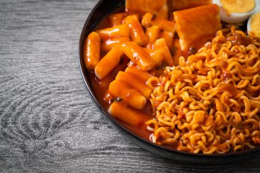 Kore usulü hazır erişte, pirinç keki, balık köftesi ve haşlanmış yumurta, Rabokki, Kore usulü.