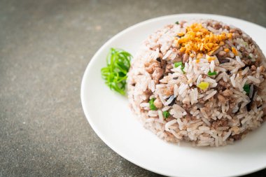 Çin usulü siyah zeytinli kıymalı pilav - Asya usulü.