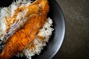 Soya soslu ızgara somon balığı. Japon usulü.