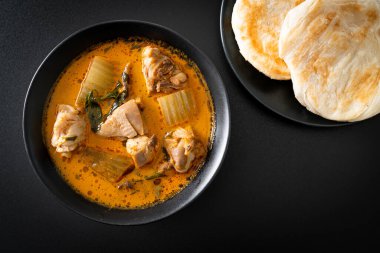 Körili tavuk çorbası Roti ile veya naan tavuk tikka masala - Asya yemeği tarzı