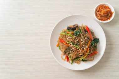 Japchae ya da karışık Kore vermicelli erişte sebzeli ve üzerine beyaz susamlı domuz eti - Kore geleneksel yemek tarzı
