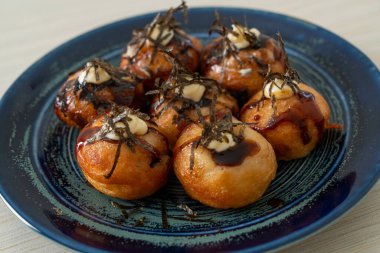 Takoyaki köftesi ya da ahtapot köftesi - Japon yemeği tarzı.