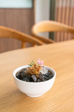 Buzlu ot jölesi ve beyaz kasede esmer şeker.