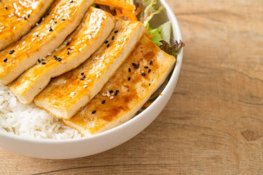 Teriyaki tofu pirinç kasesi - vejetaryen ve vejetaryen yemek tarzı