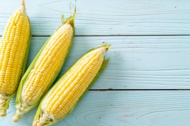 Kopya alanı ile ahşap zemin üzerinde taze mısır