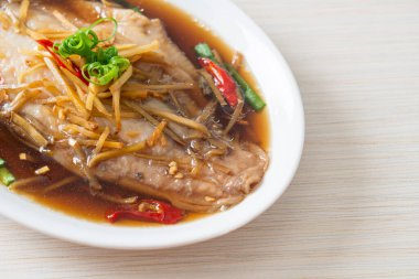 Soya soslu balık buğulama - Asya yemeği tarzı