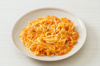 Kremalı domates soslu spagetti makarna veya pembe sos.