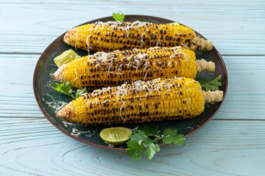 Barbekü ve ızgara mısır, peynirli ve limonlu