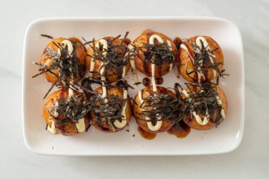 Takoyaki köftesi ya da ahtapot köftesi - Japon yemeği tarzı.