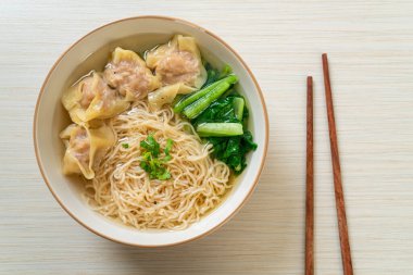 Yumurtalı erişte ile domuz çorbası veya domuz köftesi çorbası ve sebze - Asya yemeği tarzı.