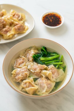 Domuz çorbası ya da sebzeli domuz köftesi çorbası - Asya yemeği tarzı.