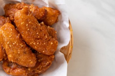 Tayland usulü susamlı kızarmış muz.