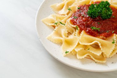 Maydanozlu domates soslu farfalle makarna. İtalyan yemek tarzı.