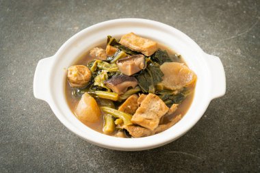 Tofulu Çin sebze güveci veya sebze çorbası karışımı - vejetaryen ve vejetaryen yemek tarzı.