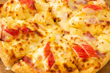 jambonlu ve yengeçli pizza veya Hawaii pizzası.