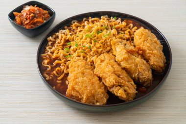 Kore usulü kızarmış tavuklu erişte ya da kızarmış tavuk Ramyeon Kore usulü.