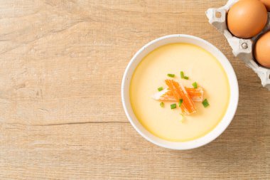 Yengeç sopasıyla haşlanmış yumurta ve taze soğan.