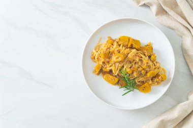 kabaklı spagetti makarna alfredo sosu - vegan ve vejetaryen yemek tarzı